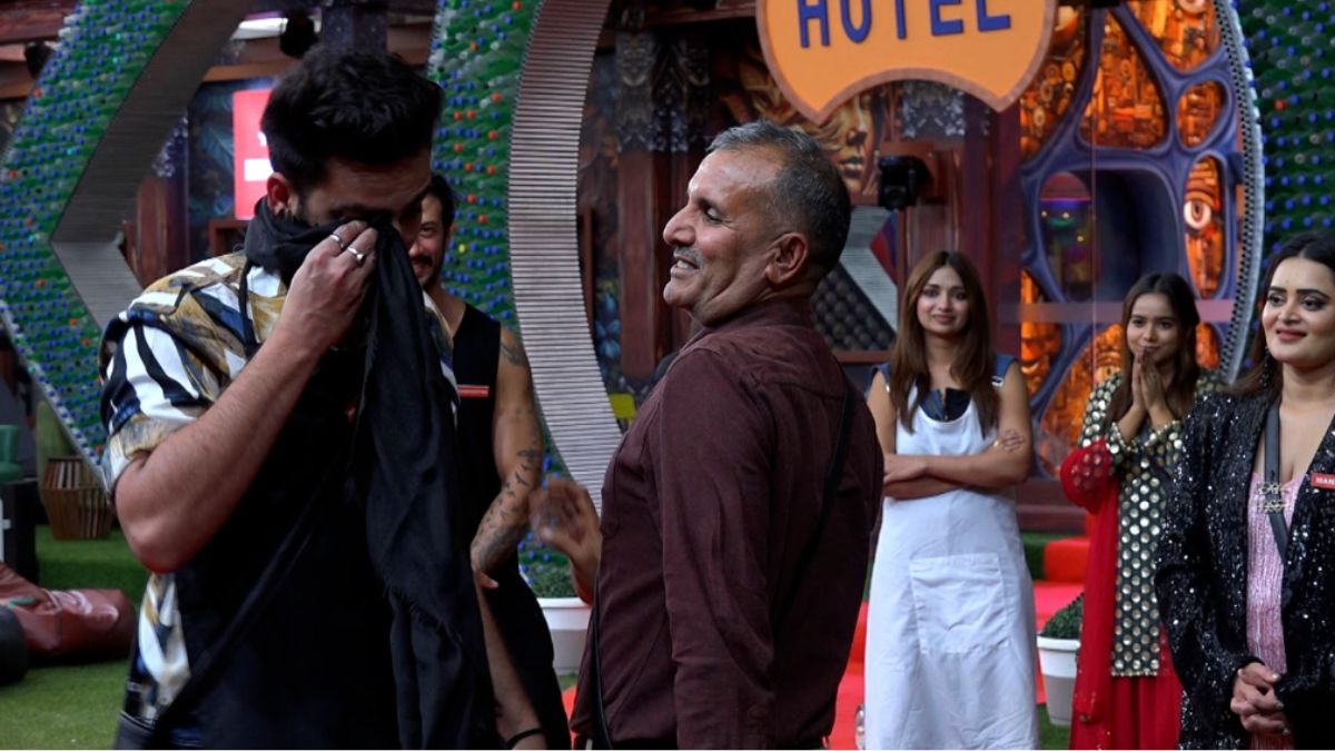 bigg-boss-ott-2-family-week-elvish-yadav-breaks-down-into-tears-after-seeing-his-father-in-the-house-fukra-insaan-manisha-rani